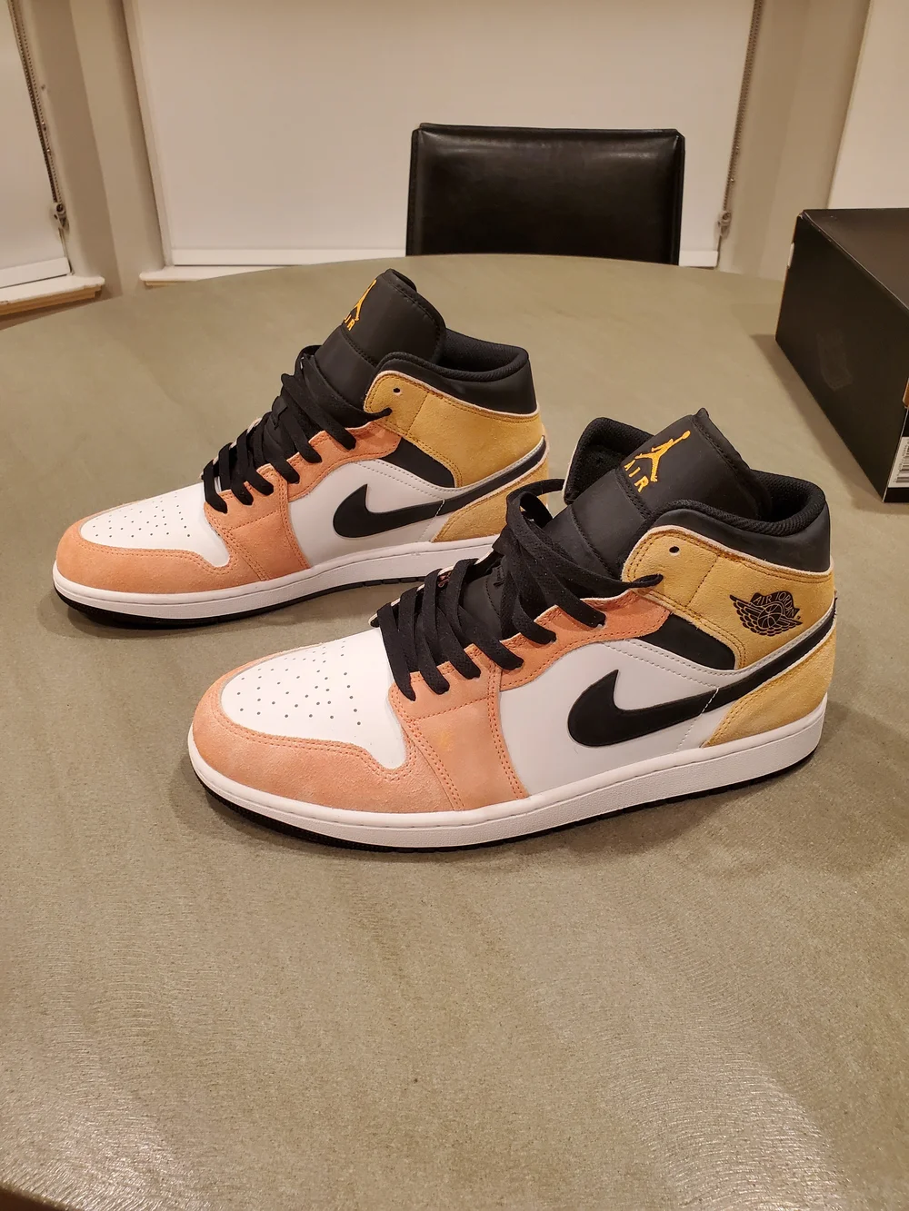 Jordan 1 Mid SE FLIGHT CLUB